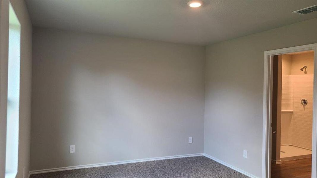 Spacious, unfurnished interior of a new home in Hickory Grove, Krum (Image 12).