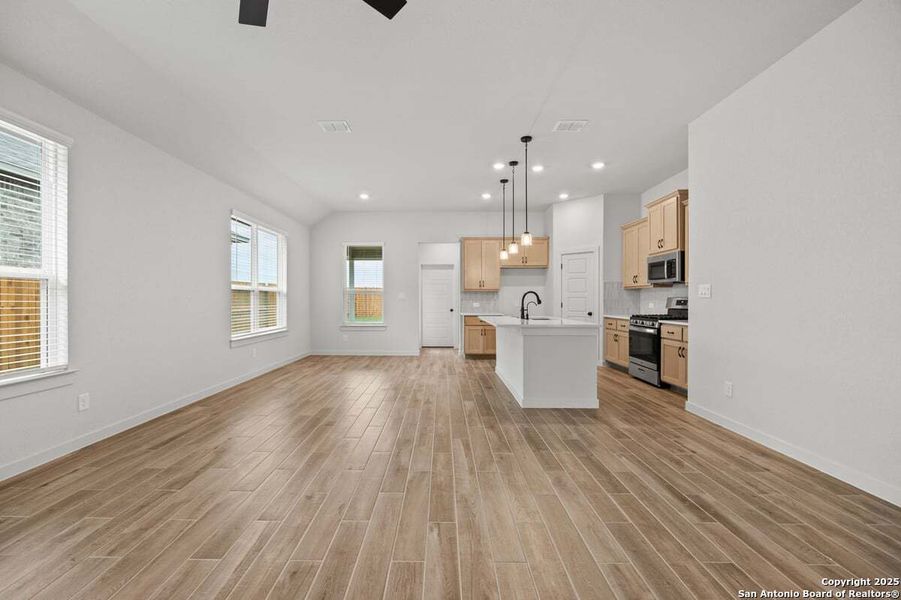 Spacious, unfurnished interior of a new home in Stream Waters, Seguin (Image 14).