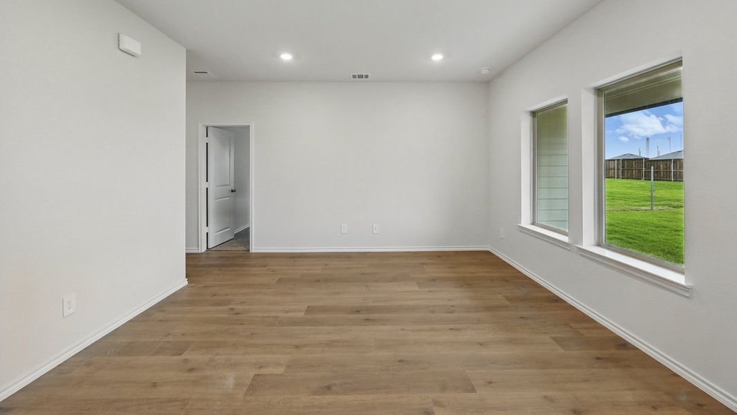 Spacious, unfurnished interior of a new home in Oak Valley Estates, Bullard (Image 30).
