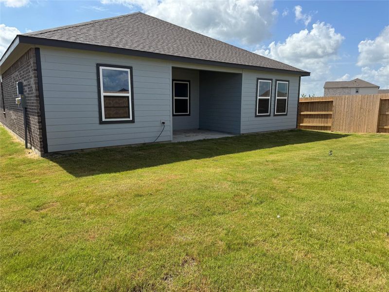 Exterior details and patio area of a home in Ashland, Angleton (Image 17).