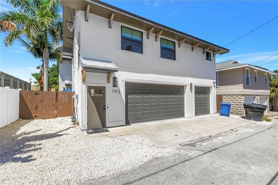 Exterior details and patio area of a home in , St. Petersburg (Image 29).