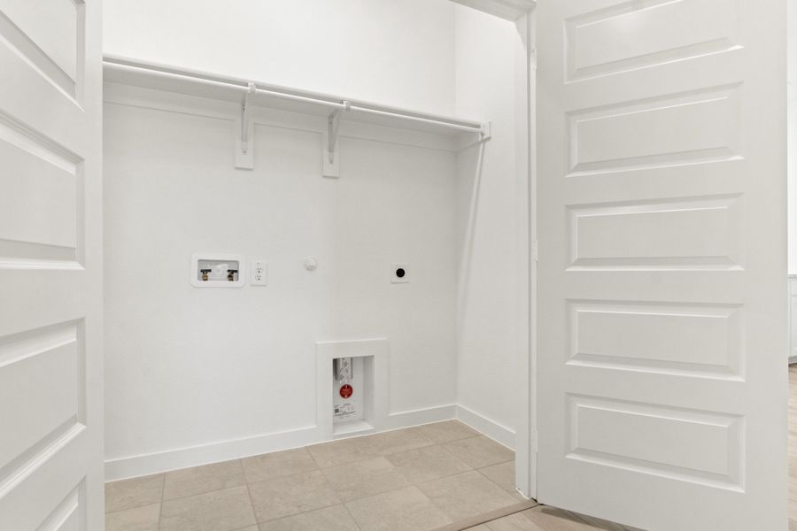 Spacious, unfurnished interior of a new home in Cottonwood Creek, Rowlett (Image 17).