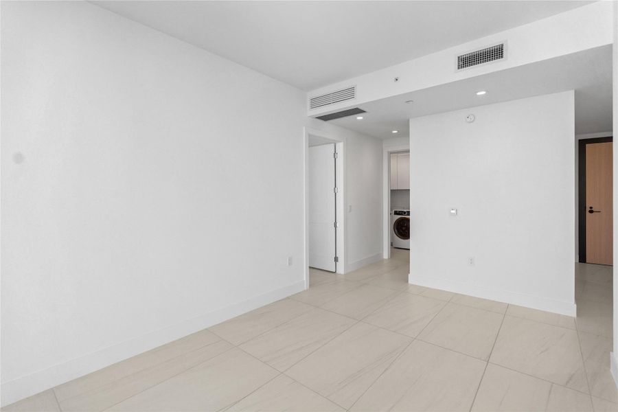 Spacious, unfurnished interior of a new home in , Fort Lauderdale (Image 55).