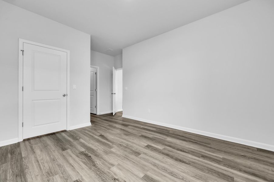 Spacious, unfurnished interior of a new home in Carolina Groves, Moncks Corner (Image 17).