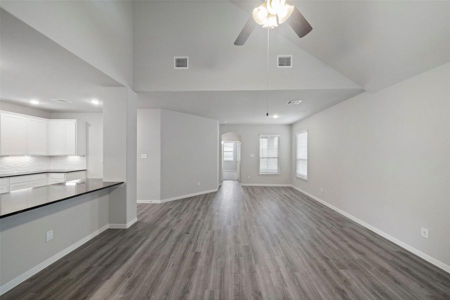 Spacious, unfurnished interior of a new home in Sunterra, Katy (Image 11).