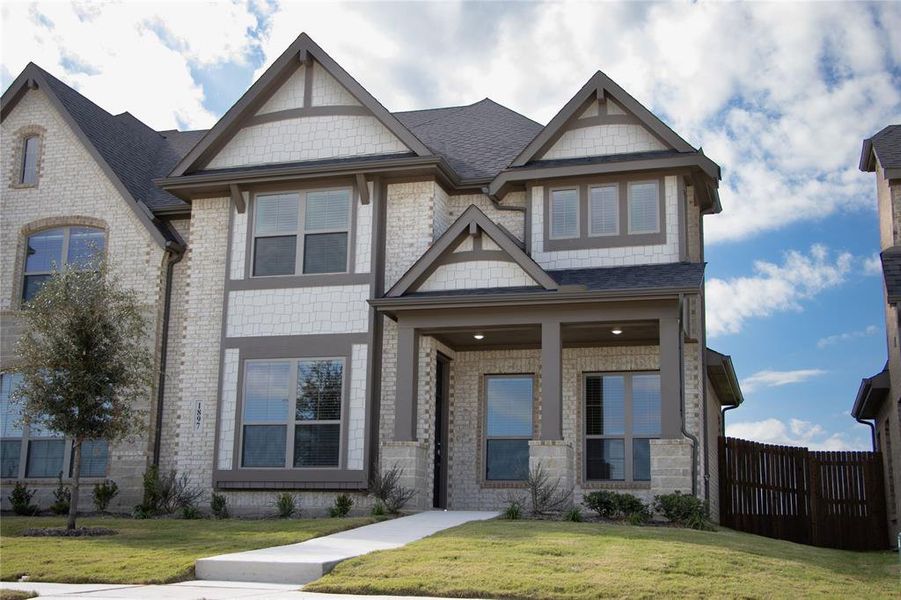 View of front facade featuring a front lawn