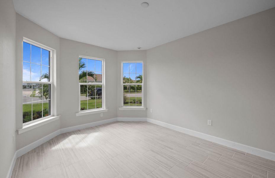 Spacious, unfurnished interior of a new home in Del Webb Oak Creek, North Fort Myers (Image 33).