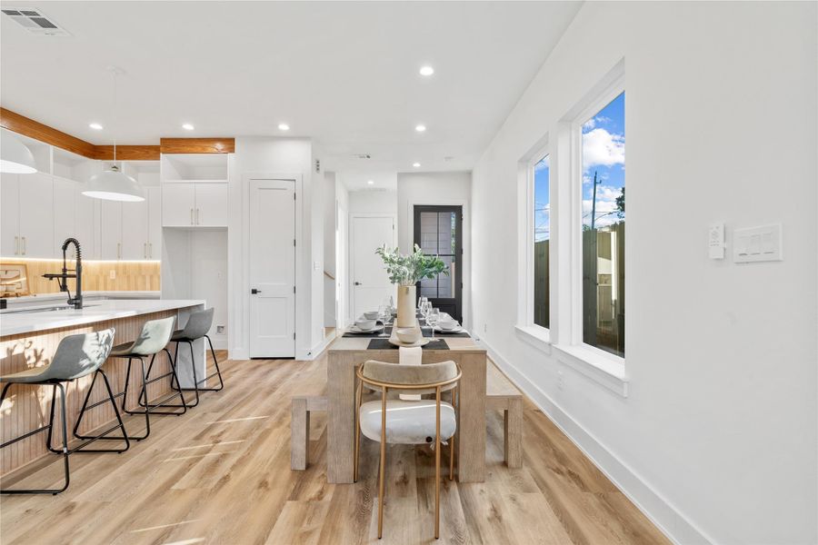 An elegant dining space positioned between the kitchen and living area, with ample space for a large table. An elegant dining space positioned between the kitchen and living area, with ample space for a large table.