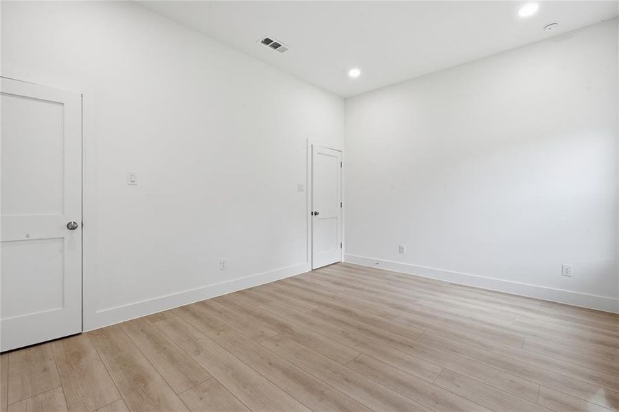 Spacious, unfurnished interior of a new home in , Dallas (Image 33).