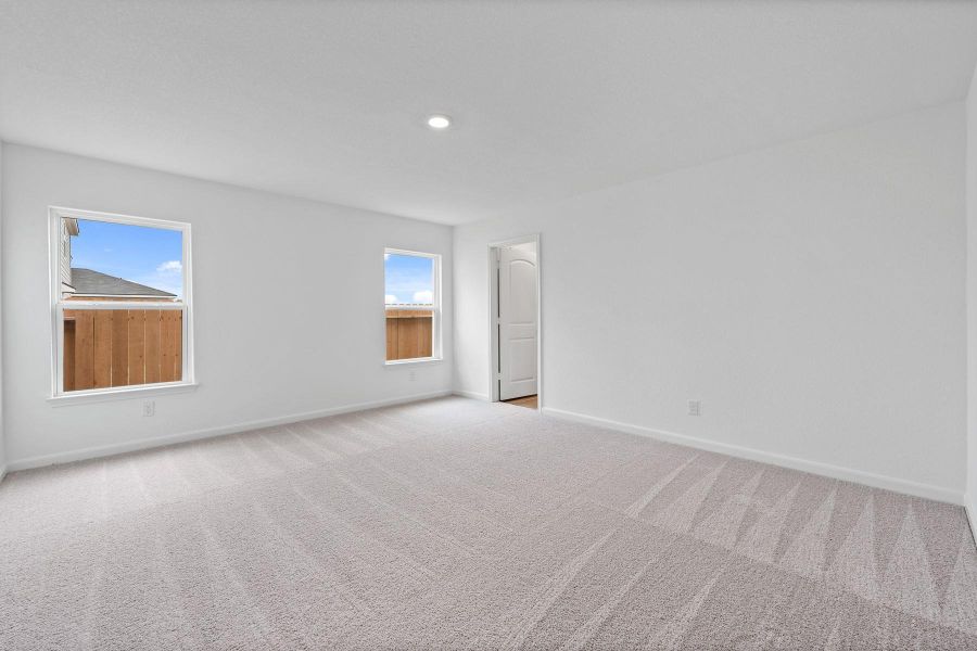 Spacious, unfurnished interior of a new home in , Maxwell (Image 5).