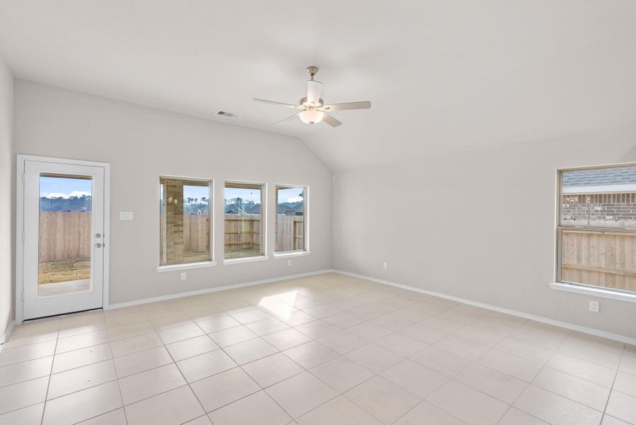 Spacious, unfurnished interior of a new home in Escondido, Magnolia (Image 18).