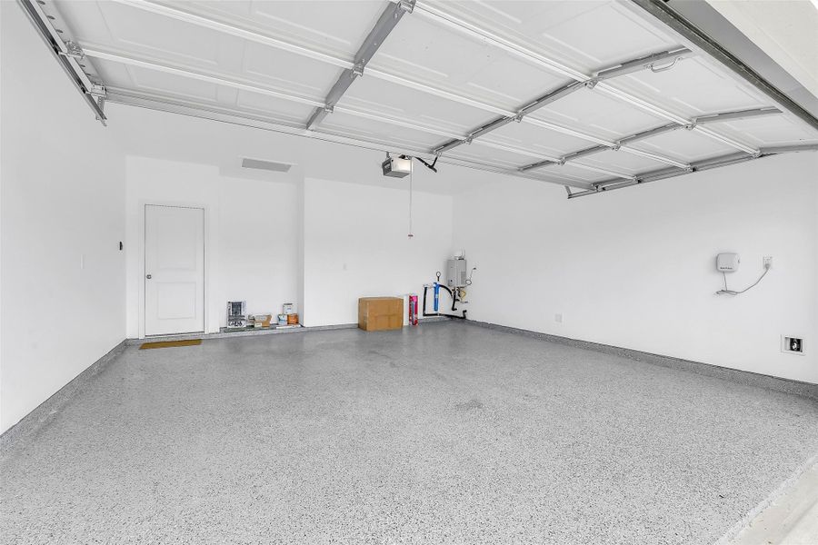 Spacious, unfurnished interior of a new home in Mavera, Conroe (Image 21).