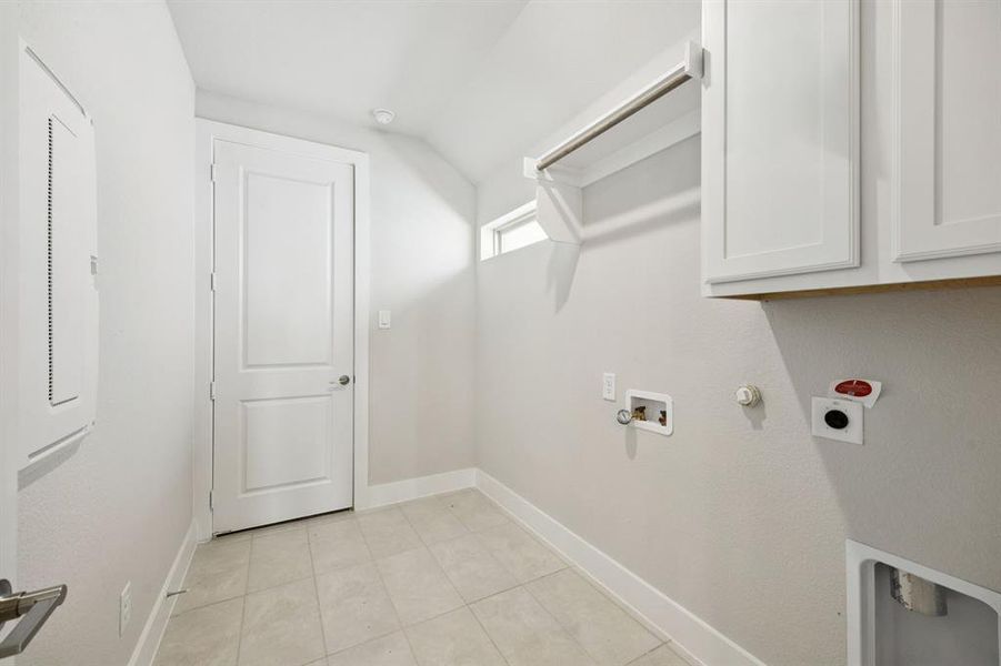 Spacious, unfurnished interior of a new home in Painted Tree - Woodland West, McKinney (Image 21).