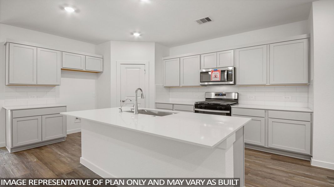 Furnished interior view inside a new home in Silverthorne, Conroe (Image 4).