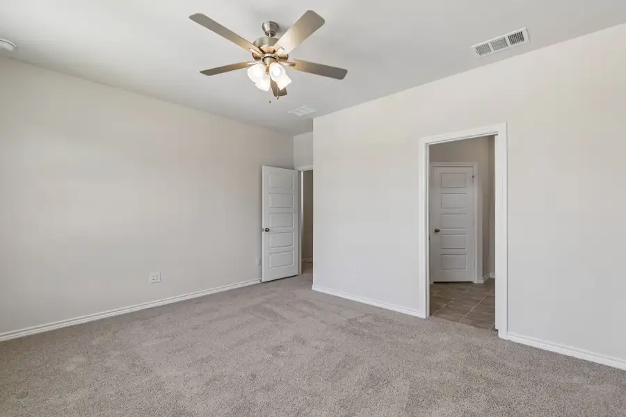 Spacious, unfurnished interior of a new home in Eagle Cove, Denton (Image 23).