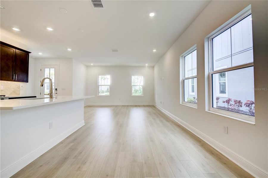 Spacious, unfurnished interior of a new home in Bungalow Walk at Lakewood Ranch, Sarasota (Image 18).