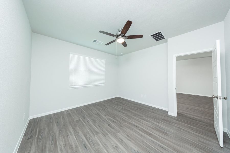 Spacious, unfurnished interior of a new home in Bammel Oaks, Houston (Image 13).