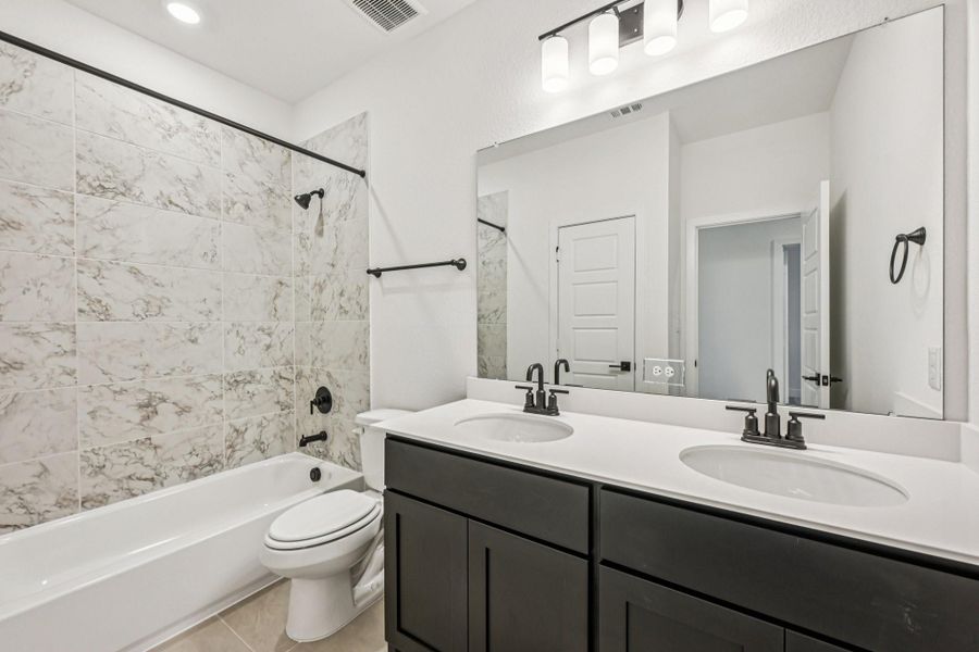 Furnished interior view inside a new home in Evergreen 60', Conroe (Image 15).