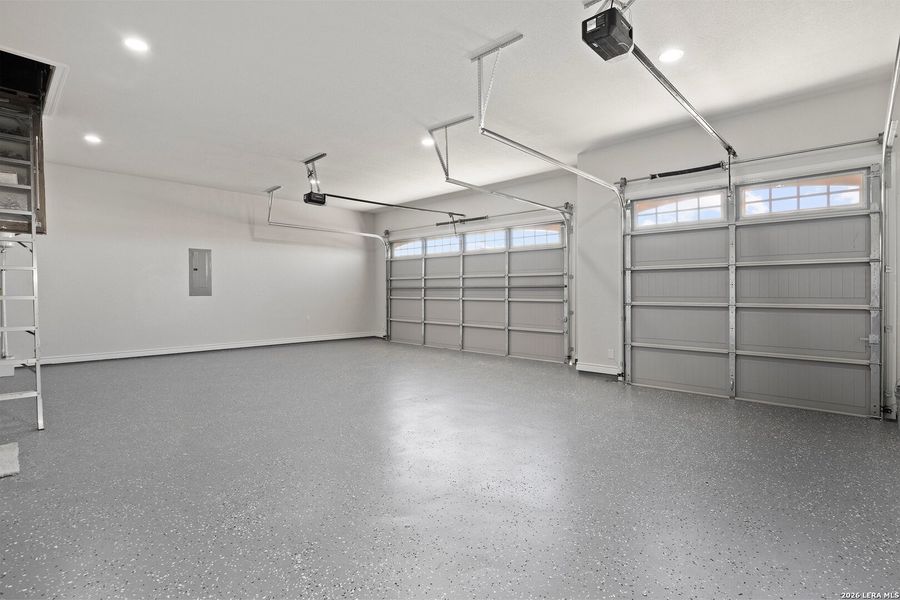 Spacious, unfurnished interior of a new home in , Atascosa (Image 47).