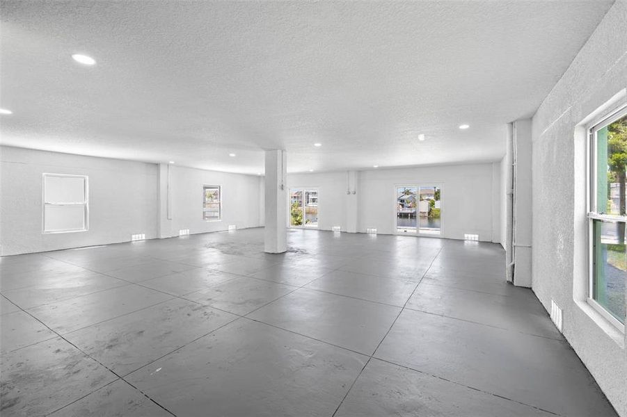 Spacious, unfurnished interior of a new home in , Hernando Beach (Image 22).