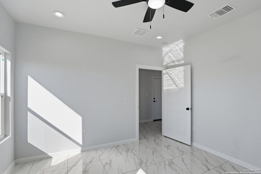 Spacious, unfurnished interior of a new home in , Atascosa (Image 28).