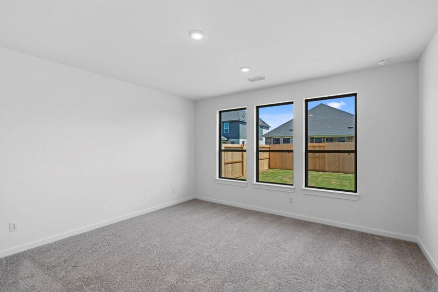 Main Bedroom Retreat Overlooking the Backyard