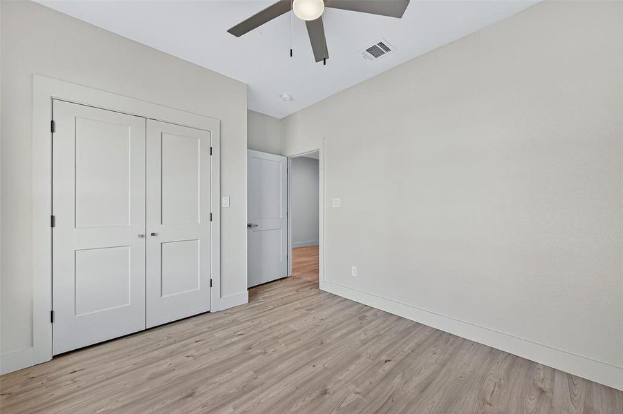 Spacious, unfurnished interior of a new home in , Sherman (Image 18).