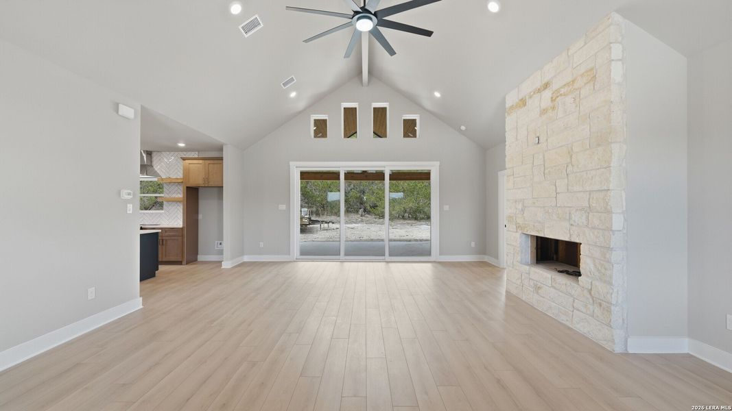Spacious, unfurnished interior of a new home in , Canyon Lake (Image 19).