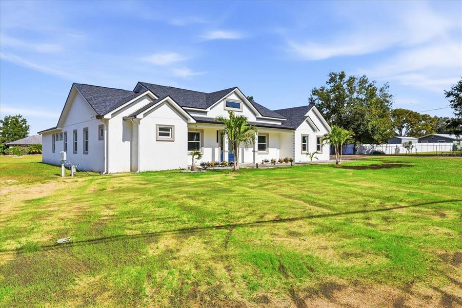 Exterior details and patio area of a home in , Plant City (Image 3).