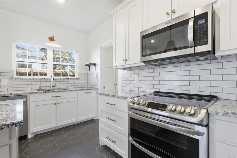 Furnished interior view inside a new home in , Cleburne (Image 12).
