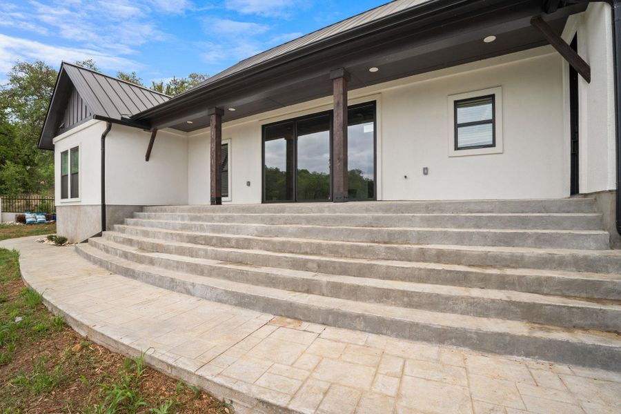 Exterior details and patio area of a home in , Buchanan Dam (Image 21).