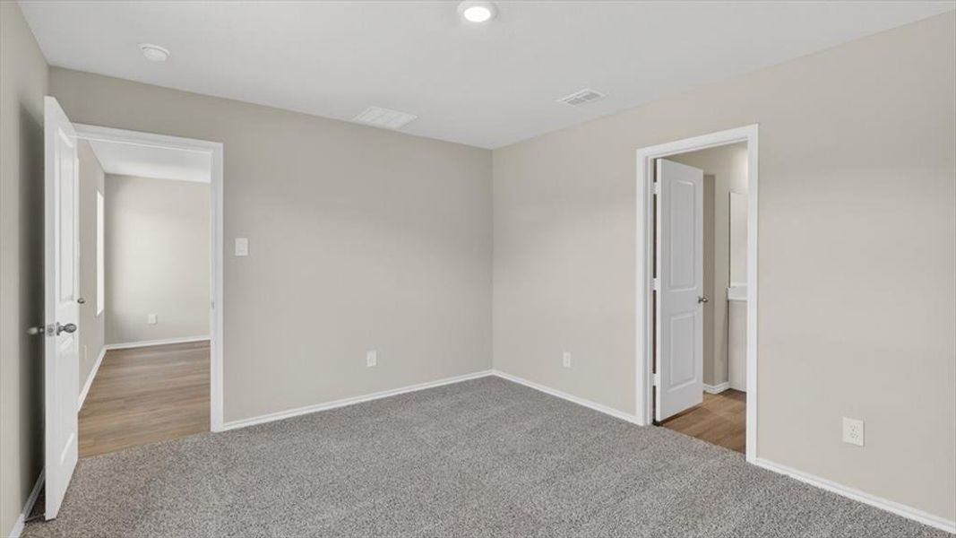 Spacious, unfurnished interior of a new home in Hickory Grove, Denton (Image 12).