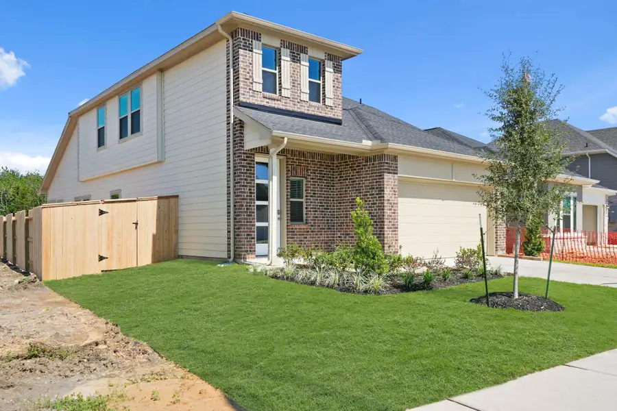 Exterior details and patio area of a home in Laurel Landing, Alvin (Image 2).