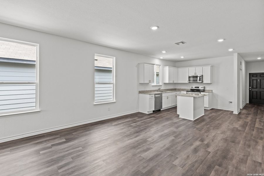 Spacious, unfurnished interior of a new home in Cinco Lakes, San Antonio (Image 24).