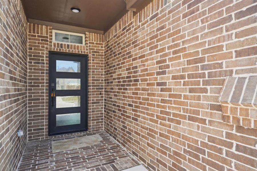Exterior details and patio area of a home in , Alvarado (Image 3).