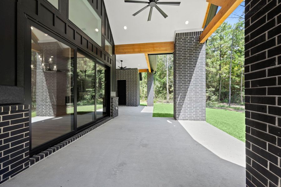 Exterior details and patio area of a home in , Huntsville (Image 4).