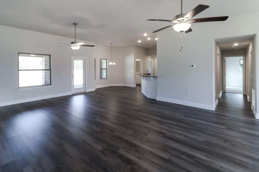 Spacious, unfurnished interior of a new home in Cedar Creek at Deerpoint Lake, Panama City (Image 13).