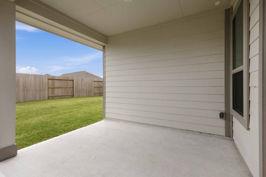Exterior details and patio area of a home in Sunterra 40, Katy (Image 22).