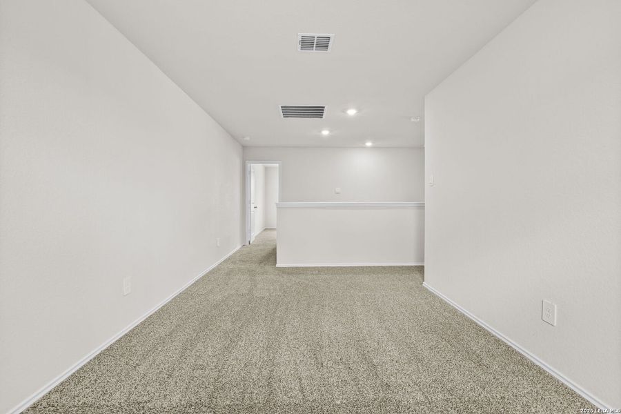 Spacious, unfurnished interior of a new home in Spring Valley, New Braunfels (Image 13).