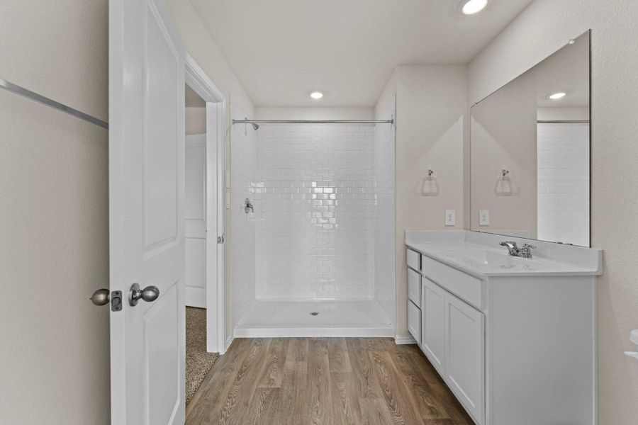 Furnished interior view inside a new home in Avenida, Converse (Image 10).