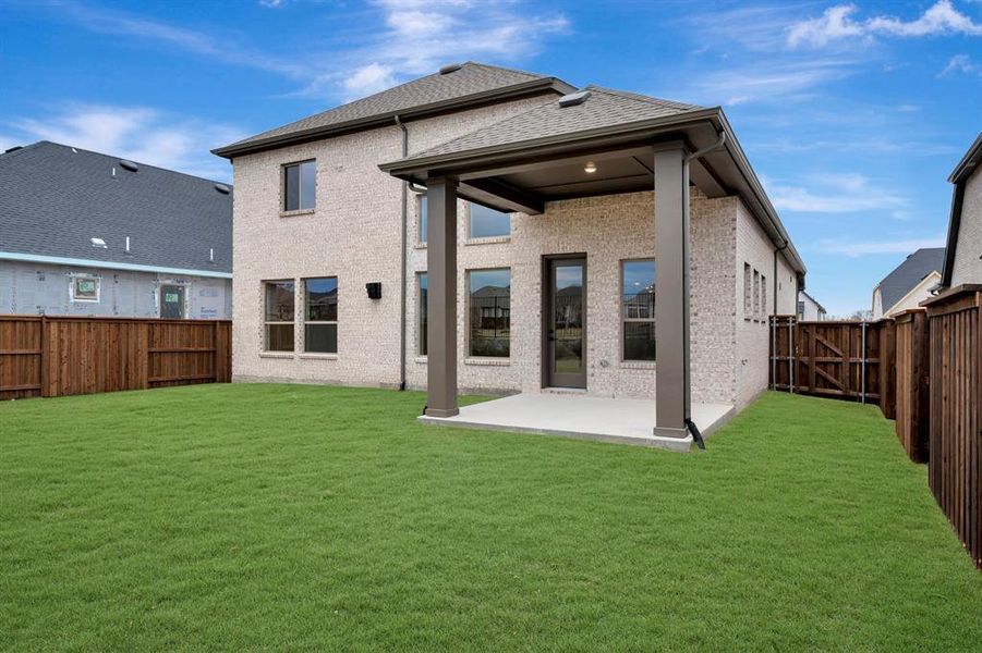 Exterior details and patio area of a home in Mantua Point Classics, Van Alstyne (Image 3).