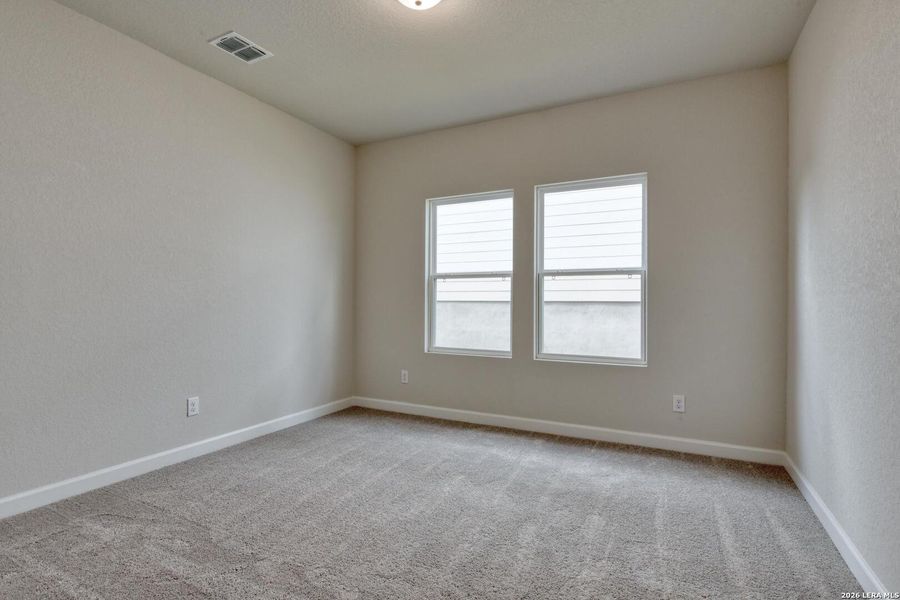Spacious, unfurnished interior of a new home in Nopal Valley, San Antonio (Image 14).