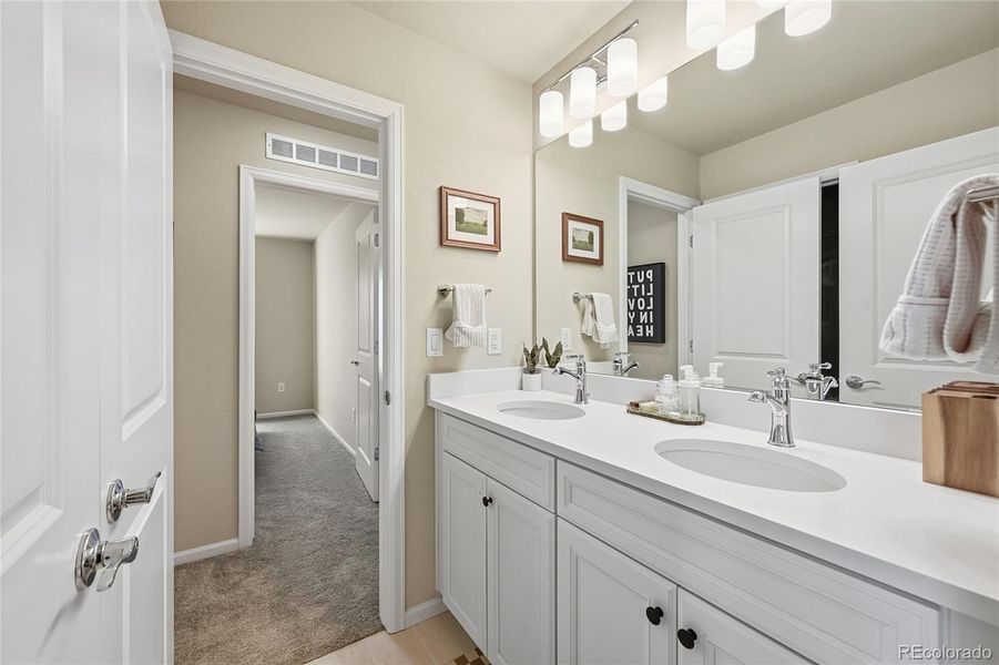 Upstairs full bathroom