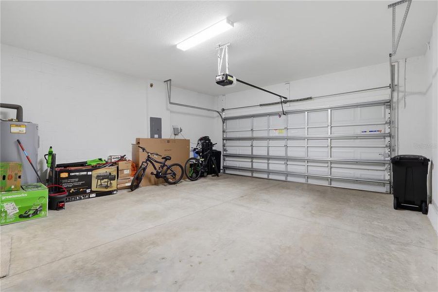 Spacious, unfurnished interior of a new home in Deerbrook, Land O' Lakes (Image 27).