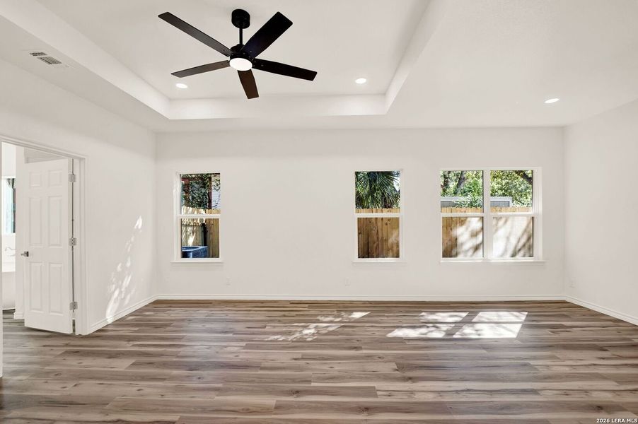 Spacious, unfurnished interior of a new home in , Hondo (Image 16).