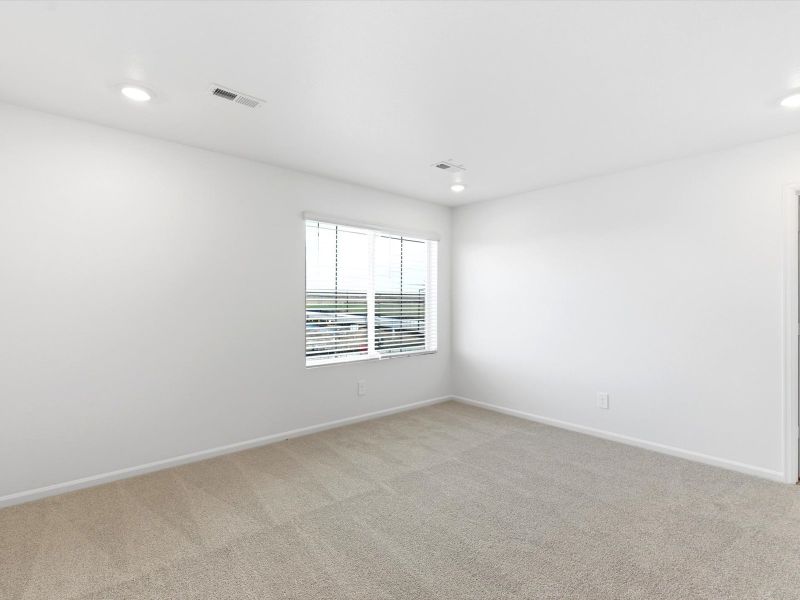 Spacious, unfurnished interior of a new home in Skyview at High Point, Aurora (Image 12).