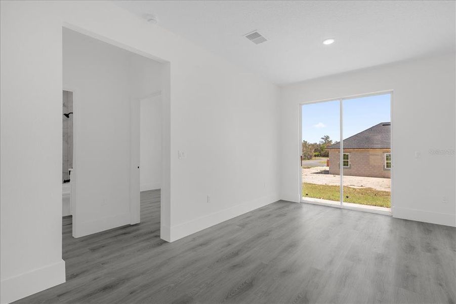 Spacious, unfurnished interior of a new home in , Ocala (Image 14).