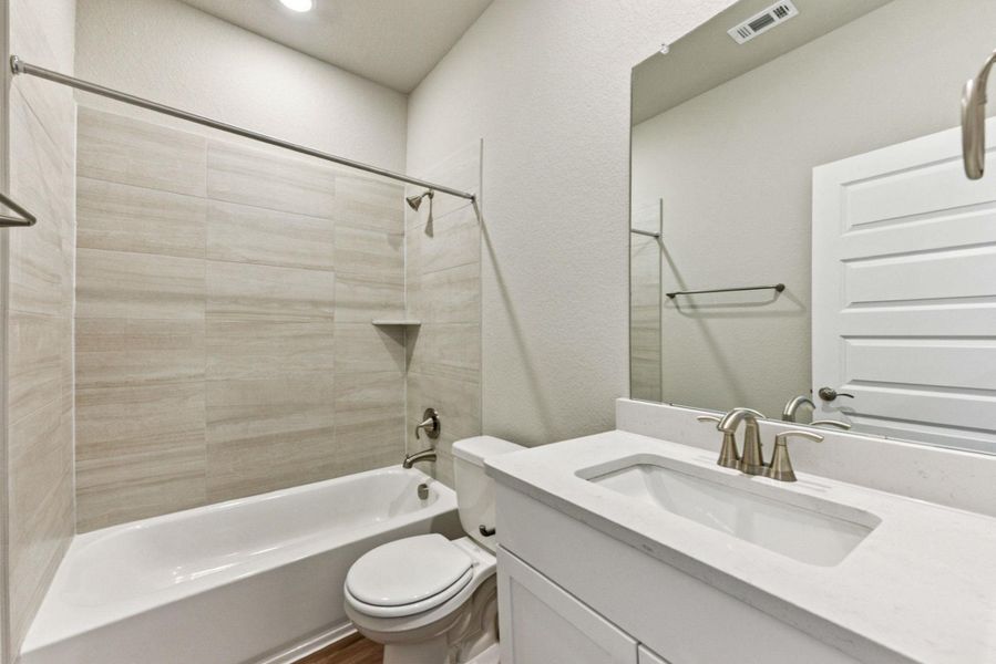 Full bath downstairs for guest w/ Tub/Shower combo