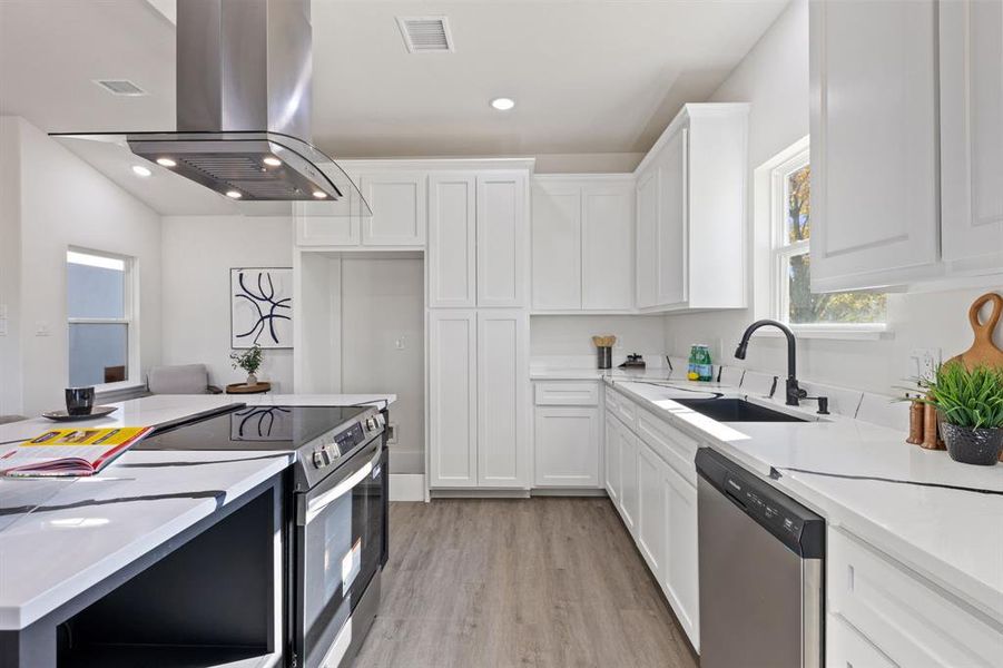 Furnished interior view inside a new home in , Gun Barrel City (Image 9).