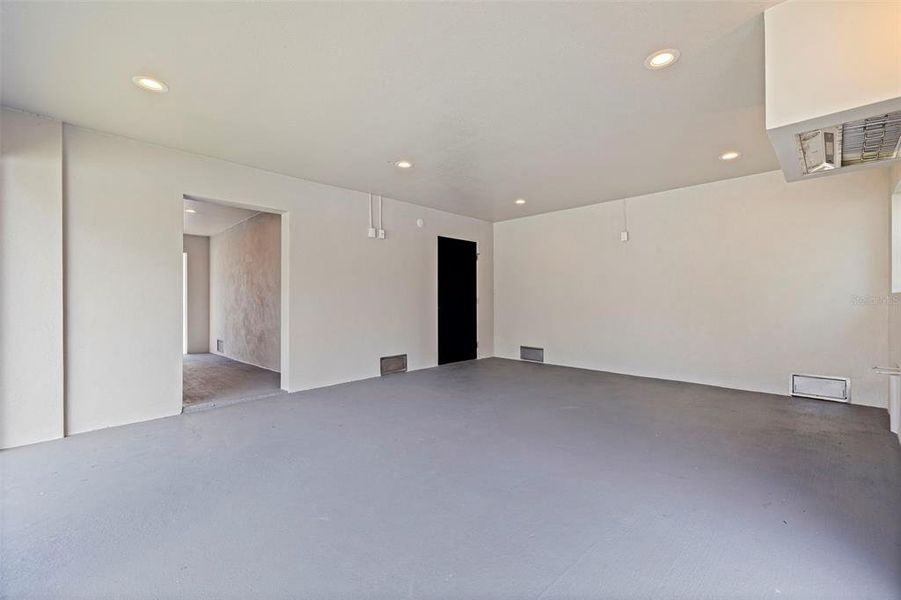 Spacious, unfurnished interior of a new home in , St. Petersburg (Image 22).